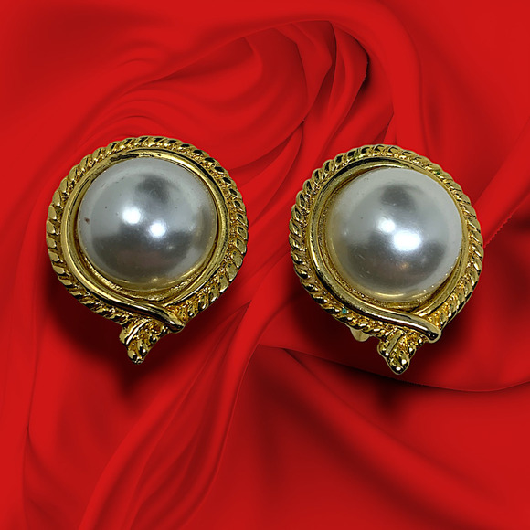 Vintage 1960's Faux Pearl Cabochon Gold Wreath Button Clip On Earrings Couture - Picture 1 of 5
